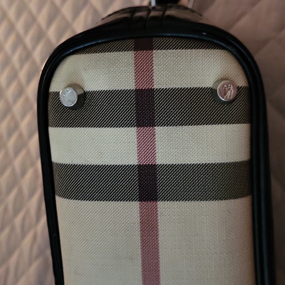 100% authentic Burberry shoulder bag fair condition. Many years left. - Picture 4 of 17